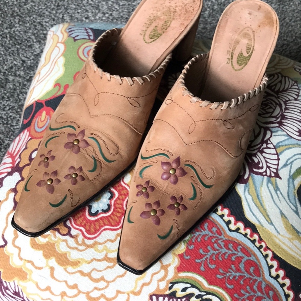 Roper Tan with red/green detailing women’s suede mules, size 8.5